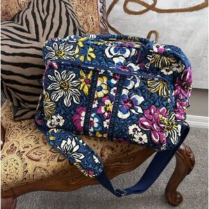 VERA BRADLEY TRAVEL BAG IN AFRICAN VIOLET PATTERN - EUC